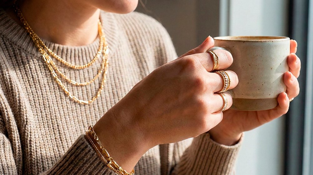 Mulher tomando caf&eacute;