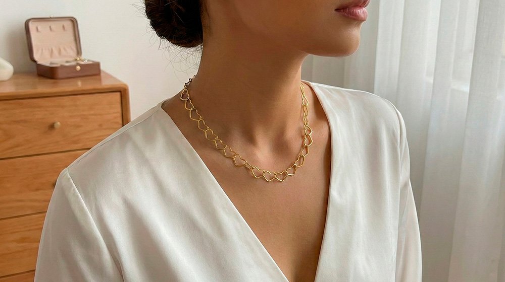 Mulher se sentindo bela com Semijoias Banhadas a Ouro